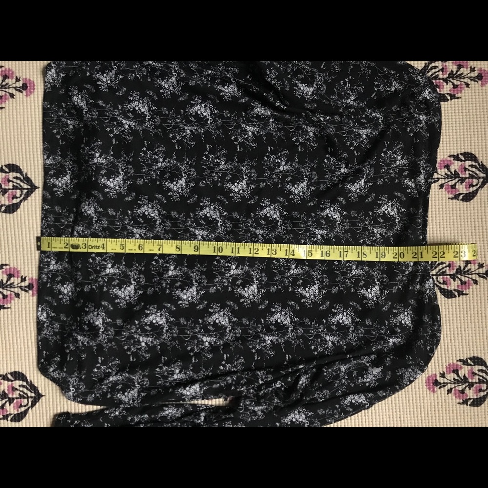 • H&M Flowy Top • - Picture 5 of 5
